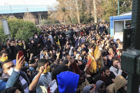 Iran: Cố trộm súng cảnh sát, 6 người biểu tình thiệt mạng - Ảnh 2.