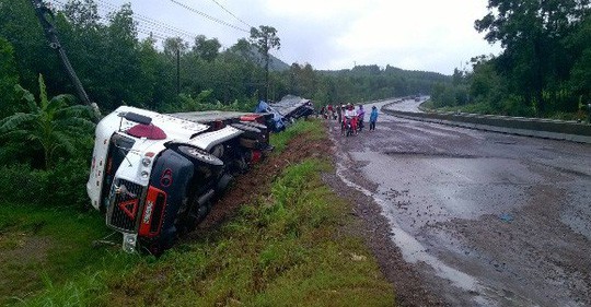 Đường xấu, tài xế dừng xe giữa trạm BOT đòi... chất vấn lãnh đạo - Ảnh 2.