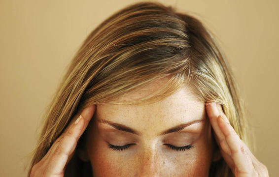 6 dấu hiệu cảnh báo cơn đau nhức đầu bạn đang gặp là không bình thường và cần đi khám ngay - Ảnh 2.