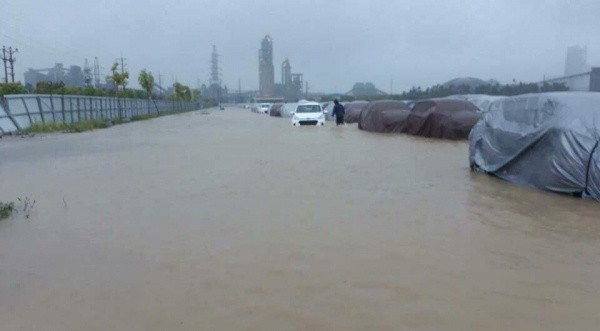 Hyundai Thành Công tháo kho, xả hàng nghìn xe i10, Santafe bị ngập nước? - Ảnh 3.