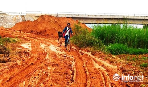 Nghệ An: Dự án trăm tỉ “ngâm’ gần 10 năm, dân vẫn phải “gọi đò” - Ảnh 2.