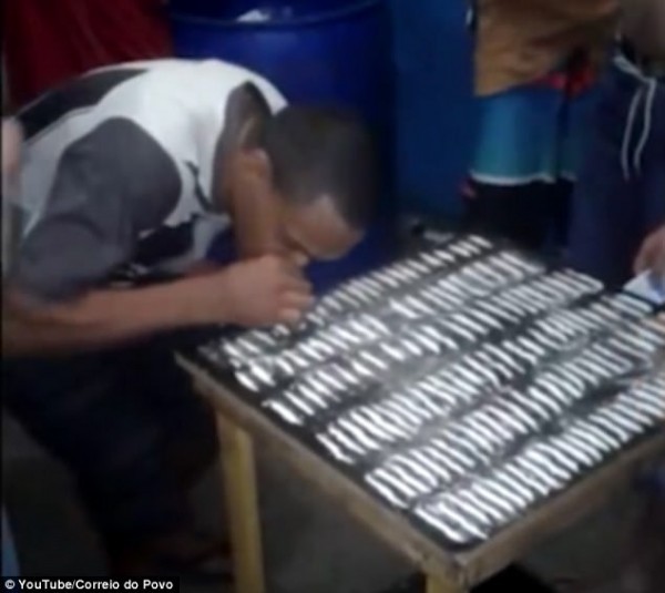 Brazil: Các tù nhân xếp hàng hít cocaine tập thể - Ảnh 3.