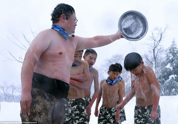 Khóa huấn luyện khắc nghiệt: Cho trẻ em cởi trần, dội nước lạnh lên người giữa trời tuyết - Ảnh 3.