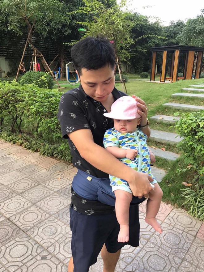 Đã tìm ra ông bố dễ thương trong clip cắn chặt khăn cổ vũ U23 Việt Nam chiến thắng vì sợ con thức - Ảnh 4.