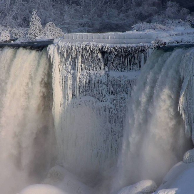 Lạnh giá kỷ lục khiến thác nước Niagara tiếp tục đóng băng, tạo nên những cây cầu nối Mỹ và Canada - Ảnh 4.