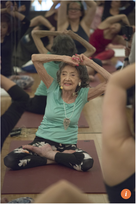 75 năm tập luyện, 57 năm giảng dạy yoga, cuộc đời của người phụ nữ 99 tuổi này như một cuốn phim tuyệt vời về cuộc sống tươi đẹp - Ảnh 4.