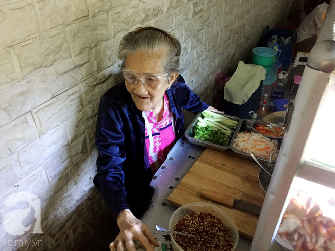 Xe bánh mì ngon nức tiếng Sài Gòn của bà Tư Trầu: 60 năm tuổi đời vẫn làm mê lòng những thực khách sành ăn - Ảnh 4.