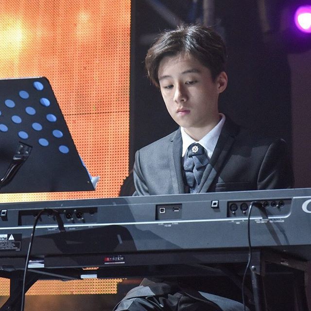Tiểu Vương Lực Hoành Trung Quốc: 13 tuổi đã cao 1m70, học giỏi và biết chơi cả piano, violin - Ảnh 4.
