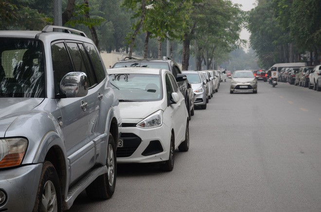 Hàng trăm tài xế Grab, Uber kéo về trụ sở ở Hà Nội để yêu cầu giảm chiết khấu - Ảnh 4.
