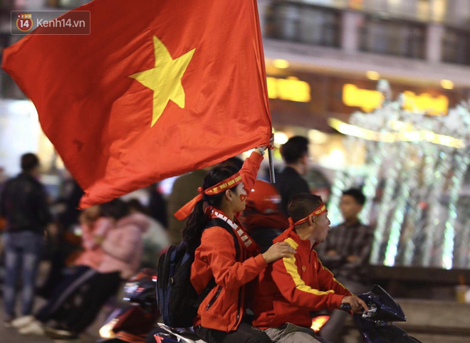 Người hâm mộ đổ ra Hồ Gươm mừng chiến tích của U23 Việt Nam - Ảnh 4.
