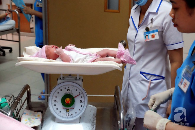 Bà mẹ 24 tuổi ở Sài Gòn sinh bé gái ngay thời khắc đầu tiên của năm 2018 - Ảnh 6.