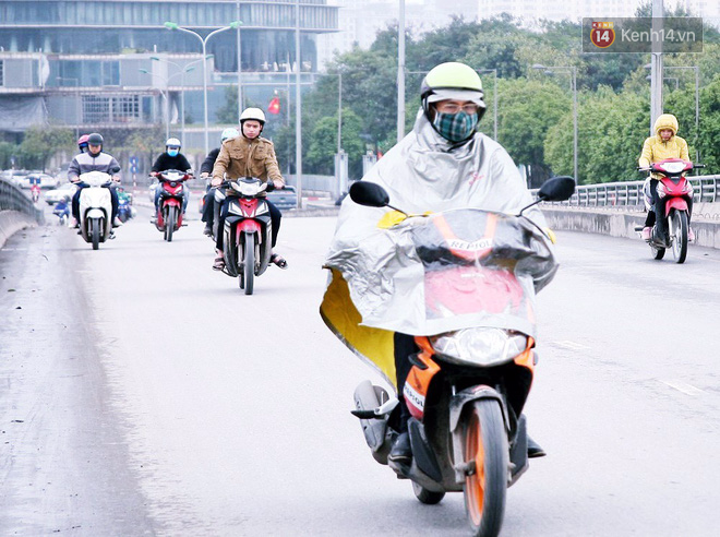 Hà Nội: Gió rét thổi mạnh, nhiều người chạy xe máy bị quật chao đảo trên đường phố - Ảnh 6.