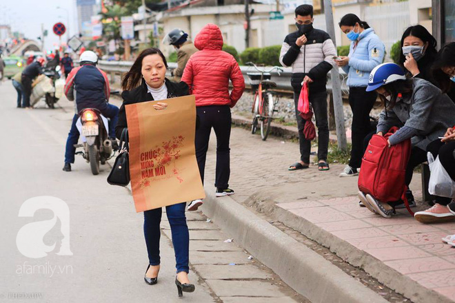 Nhiệt độ giảm sâu còn 13 độ, người Hà Nội sáng tạo đủ cách bá đạo chống rét: Trùm chăn ra đường, bịt kín cả người lẫn xe - Ảnh 5.