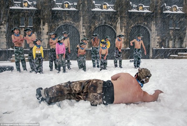 Khóa huấn luyện khắc nghiệt: Cho trẻ em cởi trần, dội nước lạnh lên người giữa trời tuyết - Ảnh 5.