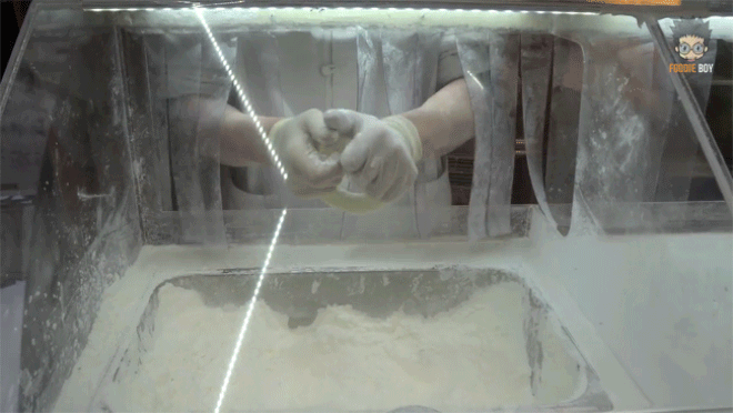 Độc đáo món kẹo râu rồng ở Trung Quốc phải quấn trên 16.000 vòng mới hoàn thành món ăn - Ảnh 5.