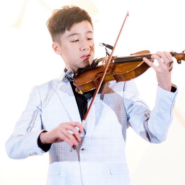 Tiểu Vương Lực Hoành Trung Quốc: 13 tuổi đã cao 1m70, học giỏi và biết chơi cả piano, violin - Ảnh 5.