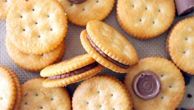 Vì sao hầu hết bánh quy đều tồn tại những chiếc lỗ nhỏ li ti? Lý do hoàn toàn bất ngờ - Ảnh 3.