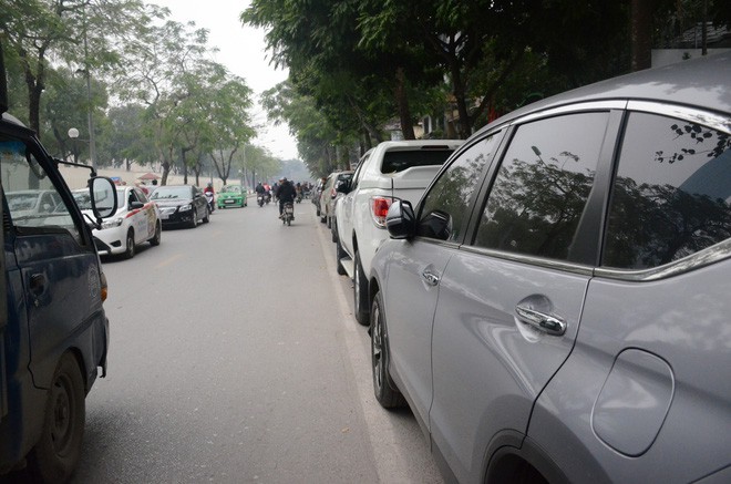 Hàng trăm tài xế Grab, Uber kéo về trụ sở ở Hà Nội để yêu cầu giảm chiết khấu - Ảnh 5.