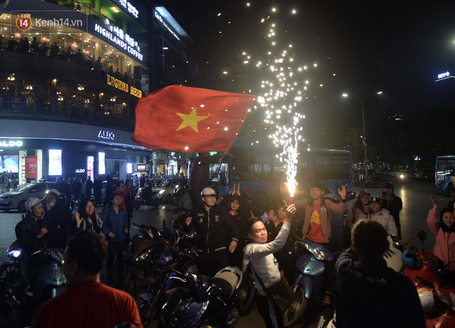 Người hâm mộ đổ ra Hồ Gươm mừng chiến tích của U23 Việt Nam - Ảnh 5.