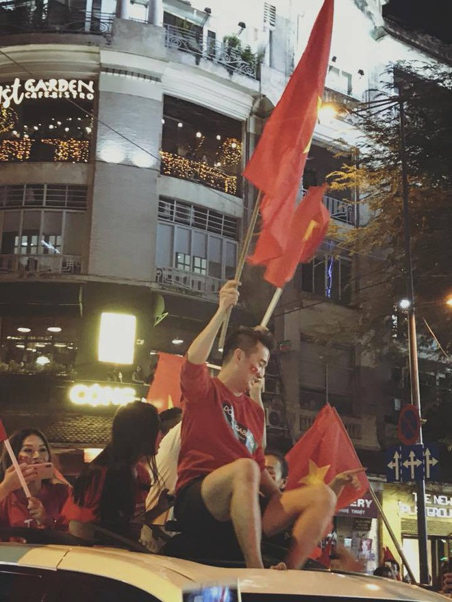 Sau Mỹ Tâm, đến lượt Đàm Vĩnh Hưng mặc quần đùi ngồi nóc xe hơi đi bão mừng tuyển U23 Việt Nam - Ảnh 5.