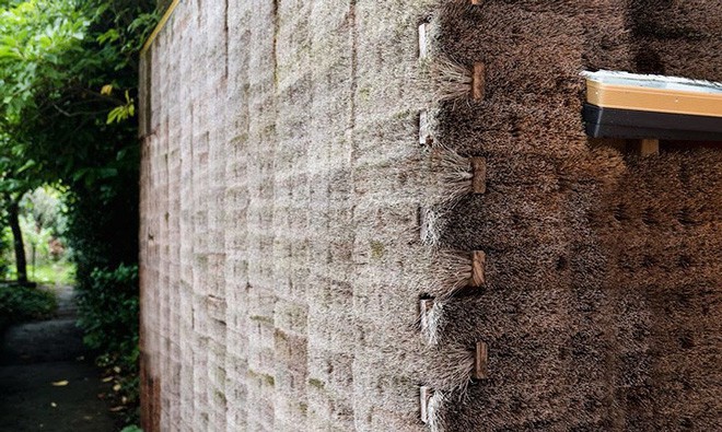 Độc đáo căn nhà được làm từ hơn 500 cây chổi dừa  - Ảnh 5.