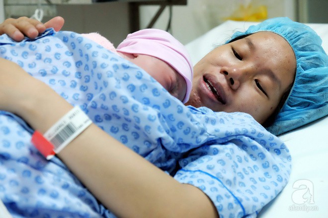 Bà mẹ 24 tuổi ở Sài Gòn sinh bé gái ngay thời khắc đầu tiên của năm 2018 - Ảnh 7.