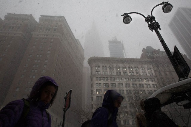New York như hành tinh khác trong trận bão tuyết khiến nước Mỹ lạnh hơn sao Hỏa - Ảnh 6.
