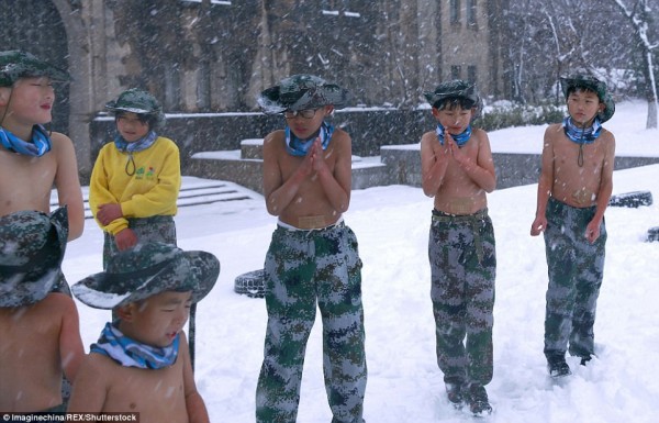 Khóa huấn luyện khắc nghiệt: Cho trẻ em cởi trần, dội nước lạnh lên người giữa trời tuyết - Ảnh 6.