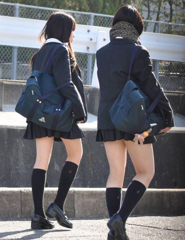 Mặc cho tuyết rơi trắng trời, nữ sinh Nhật Bản vẫn kiên cường diện váy ngắn xinh xắn tới trường - Ảnh 6.