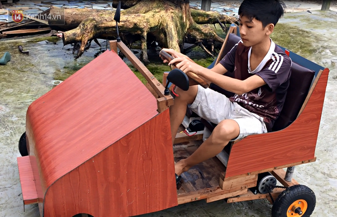 Nam sinh lớp 9 chế tạo ô tô điện từ gỗ và phế liệu để chở các em nhỏ đi học - Ảnh 6.