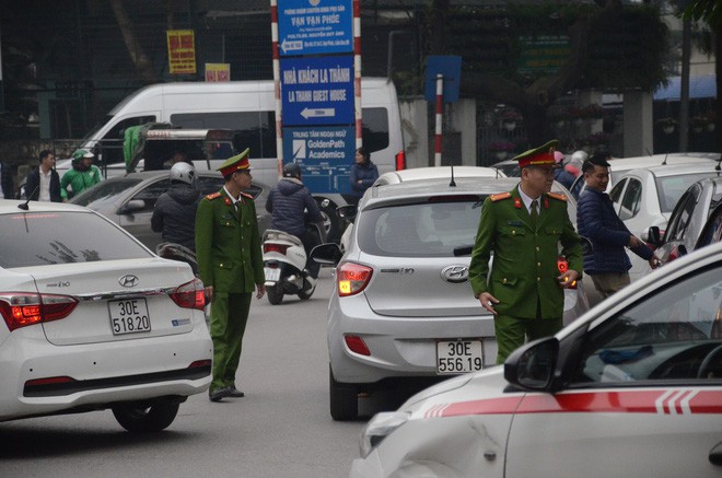 Hàng trăm tài xế Grab, Uber kéo về trụ sở ở Hà Nội để yêu cầu giảm chiết khấu - Ảnh 6.