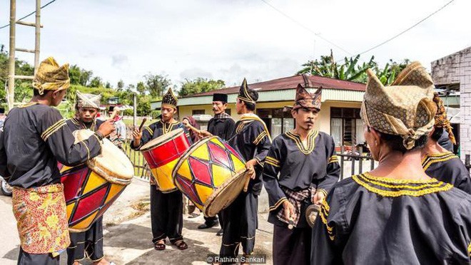 Cứ chê vợ cằn nhằn nói lắm, đàn ông Việt hãy đến với vùng đất lạ này để biết mình vẫn may mắn hơn vạn người! - Ảnh 6.