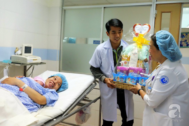 Bà mẹ 24 tuổi ở Sài Gòn sinh bé gái ngay thời khắc đầu tiên của năm 2018 - Ảnh 8.
