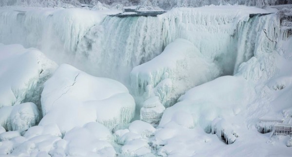 Canada lạnh giá tới mức bát mỳ đóng băng, chim cánh cụt cũng ‘chào thua’ - Ảnh 6.