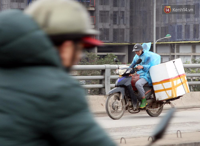 Hà Nội: Gió rét thổi mạnh, nhiều người chạy xe máy bị quật chao đảo trên đường phố - Ảnh 8.