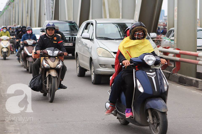 Nhiệt độ giảm sâu còn 13 độ, người Hà Nội sáng tạo đủ cách bá đạo chống rét: Trùm chăn ra đường, bịt kín cả người lẫn xe - Ảnh 7.