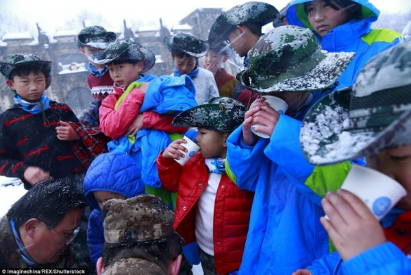 Khóa huấn luyện khắc nghiệt: Cho trẻ em cởi trần, dội nước lạnh lên người giữa trời tuyết - Ảnh 7.