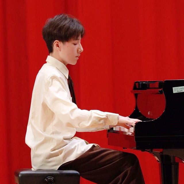Tiểu Vương Lực Hoành Trung Quốc: 13 tuổi đã cao 1m70, học giỏi và biết chơi cả piano, violin - Ảnh 7.