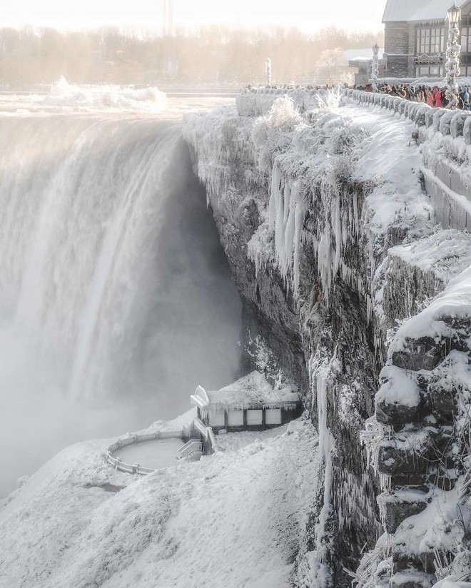 Lạnh giá kỷ lục khiến thác nước Niagara tiếp tục đóng băng, tạo nên những cây cầu nối Mỹ và Canada - Ảnh 8.