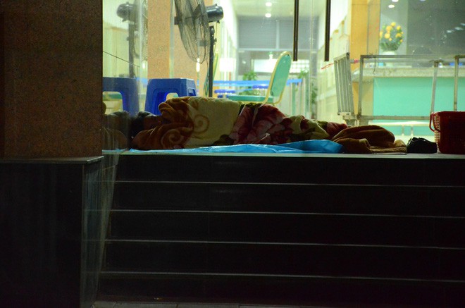Hà Nội: Nhiệt độ về đêm chỉ còn 9, 10 độ C, nhiều người nhà bệnh nhân vạ vật tránh rét ở hành lang bệnh viện - Ảnh 8.