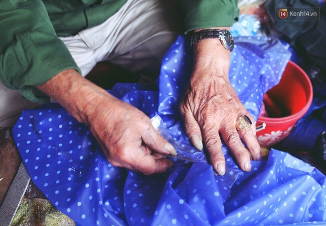 Chú Tí hơn 40 năm hành nghề lạ ở chợ Đông Ba: Vá áo mưa tàu ngầm cho người nghèo với giá 5 nghìn đồng - Ảnh 9.