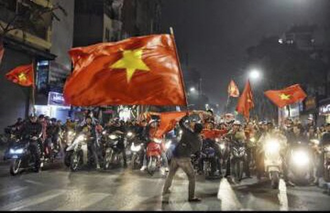 Tạm không khui sao hẹn hò, Dispatch mải đưa tin về U23 Việt Nam và người dân Việt đi bão - Ảnh 8.