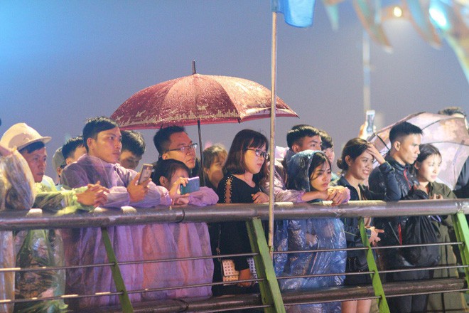 Chùm ảnh: Người dân Đà Nẵng và Sài Gòn mãn nhãn trước loạt pháo hoa đẹp rực rỡ mừng năm mới 2018 - Ảnh 9.