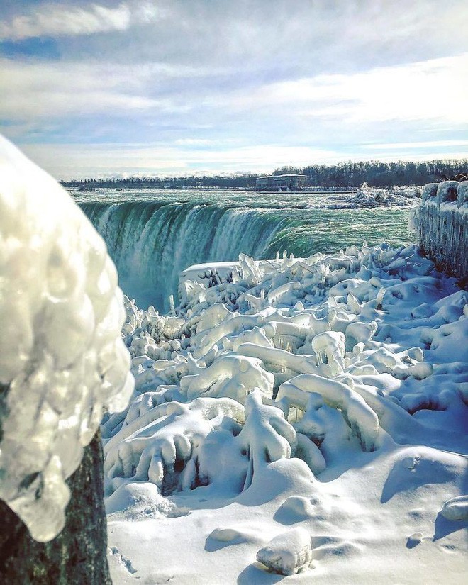 Lạnh giá kỷ lục khiến thác nước Niagara tiếp tục đóng băng, tạo nên những cây cầu nối Mỹ và Canada - Ảnh 9.