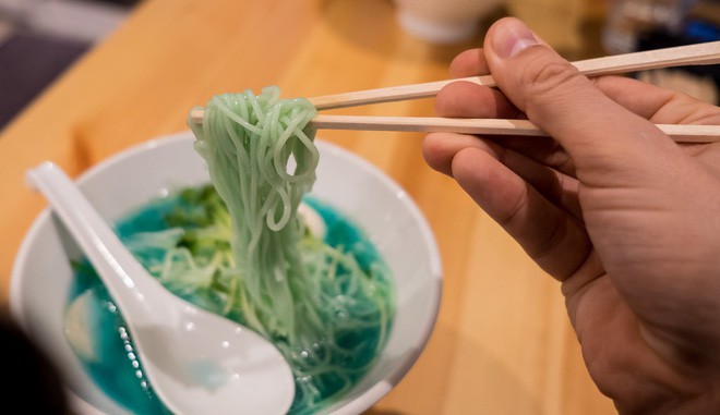 Độc đáo tô mì xanh lè ở Nhật Bản mới nhìn qua cứ tưởng là trò đùa - Ảnh 9.