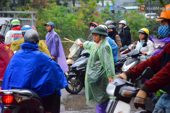 Người phụ nữ 63 tuổi bất chấp trời mưa rét để điều tiết giao thông: Nhiều lần tôi bị chửi bới, đe dọa - Ảnh 11.