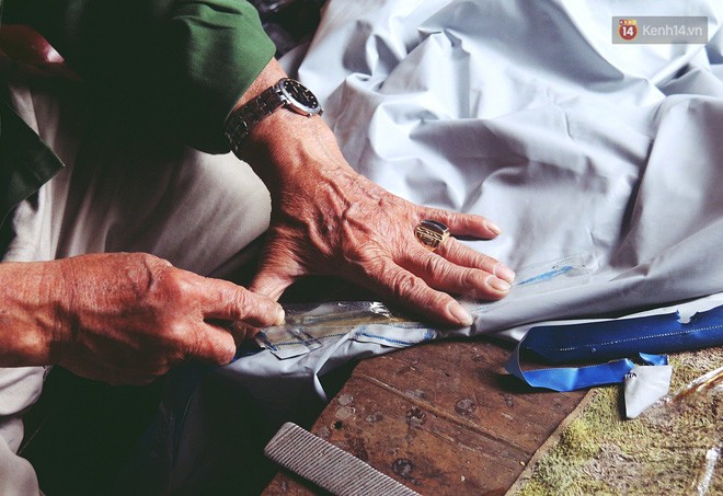 Chú Tí hơn 40 năm hành nghề lạ ở chợ Đông Ba: Vá áo mưa tàu ngầm cho người nghèo với giá 5 nghìn đồng - Ảnh 11.