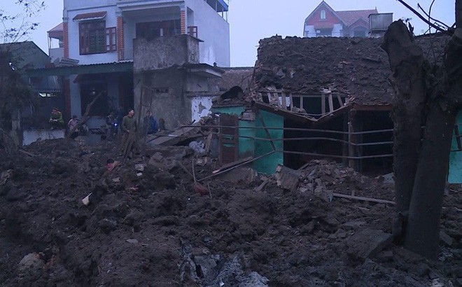 Nổ lớn tại cơ sở thu mua phế liệu ở Bắc Ninh, ít nhất 2 người chết, nhiều người bị vùi lấp - Ảnh 2.