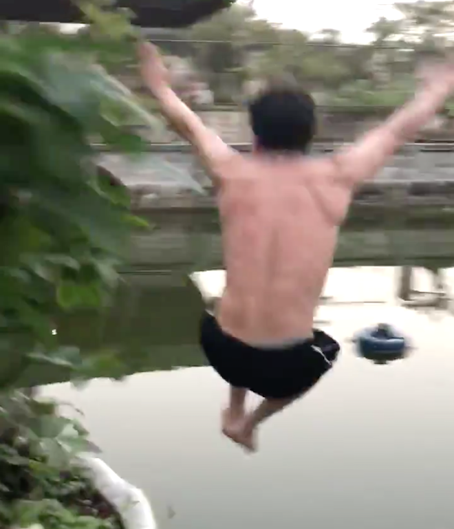 Clip: Nam thanh niên đập tivi, nhảy xuống hồ ăn mừng chiến thắng của U23 Việt Nam - Ảnh 4.