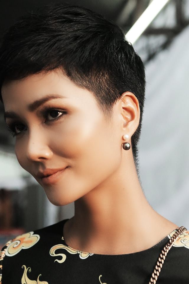 Hương Giang, Phương Khánh, HHen Niê: Những nàng Hậu da nâu, tóc tém và những chuẩn khác về cái Đẹp - Ảnh 1. Hương Giang, Phương Khánh, HHen Niê: Những nàng Hậu da nâu, tóc tém và những chuẩn khác về cái Đẹp - Ảnh 1.